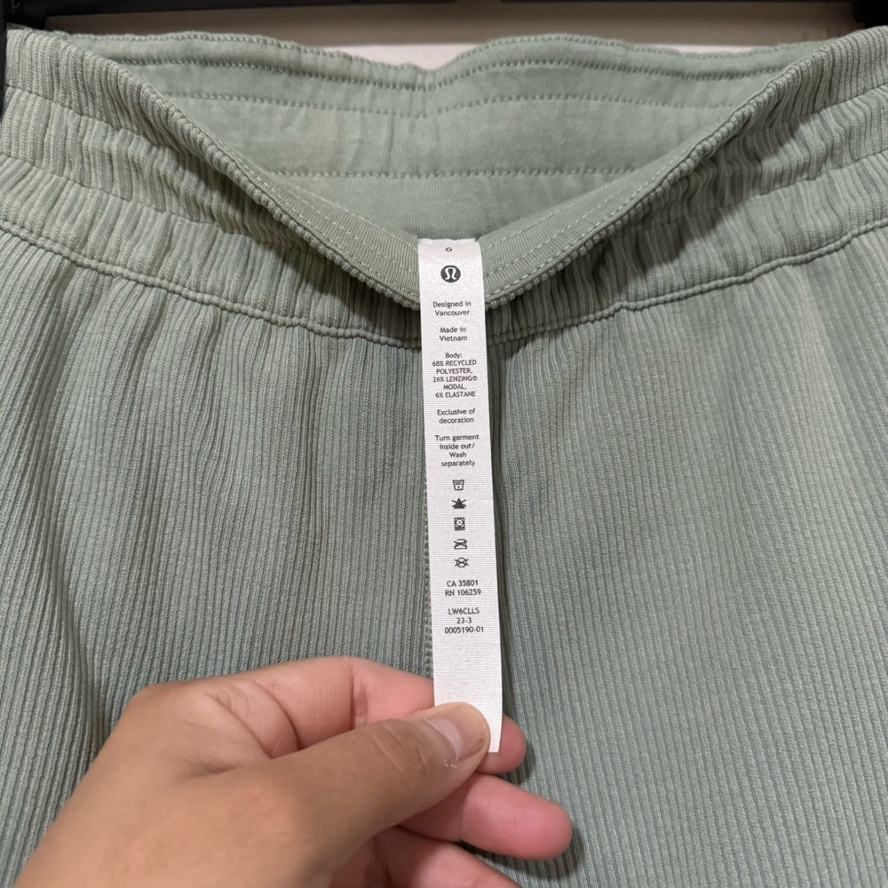 Lululemon Ribbed Softstreme Mid-Rise Wide-Leg Cropped Pant 25"
Palm Court Size 6 - Picture 5 of 12